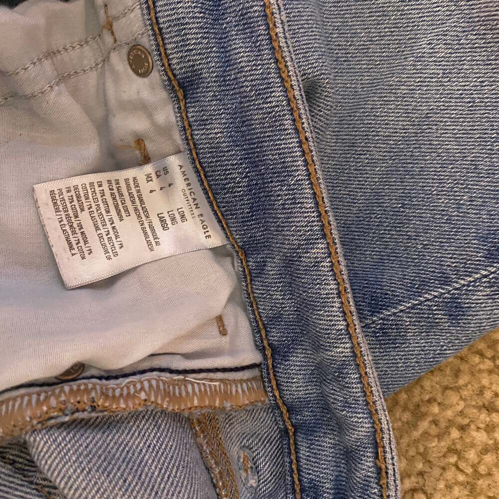 American Eagle Stretch Mom Jeans Medium Wash - Picture 6 of 16